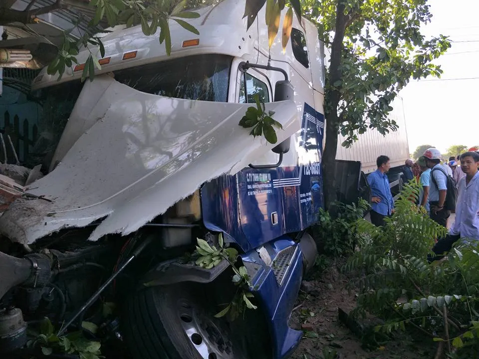 Xe container va quệt xe máy, đâm sập mái hiên, ki-ốt bán hàng ảnh 3