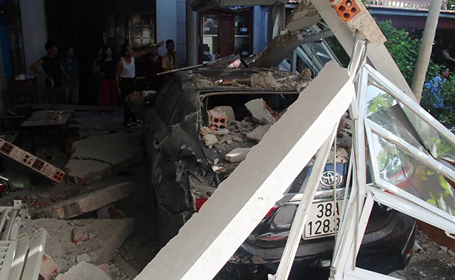 Xe container va quệt xe máy, đâm sập mái hiên, ki-ốt bán hàng ảnh 7