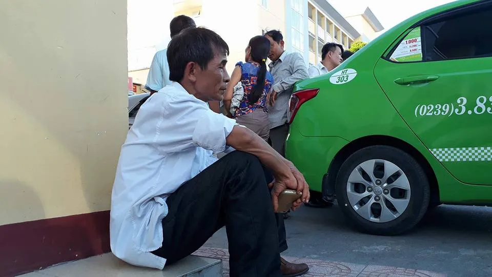 Người thân đau buồn về cái chết của sản phụ Phan Thị T.