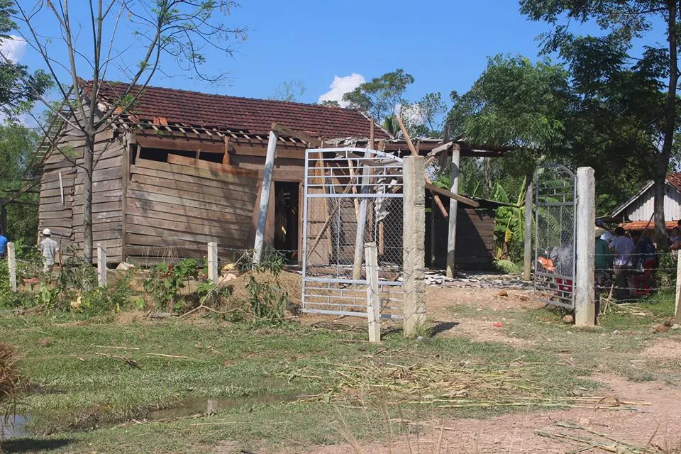 Hàng trăm nhà bị tốc mái, hư hỏng do lốc xoáy, 1 người tử vong do bị sét đánh ảnh 3