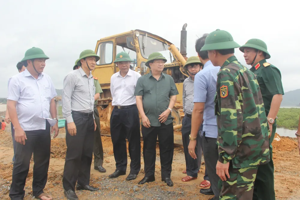 Phó Thủ tướng Trịnh Đình Dũng kiểm tra công tác ứng phó bão số 10 tại Quảng Bình, Hà Tĩnh ảnh 7