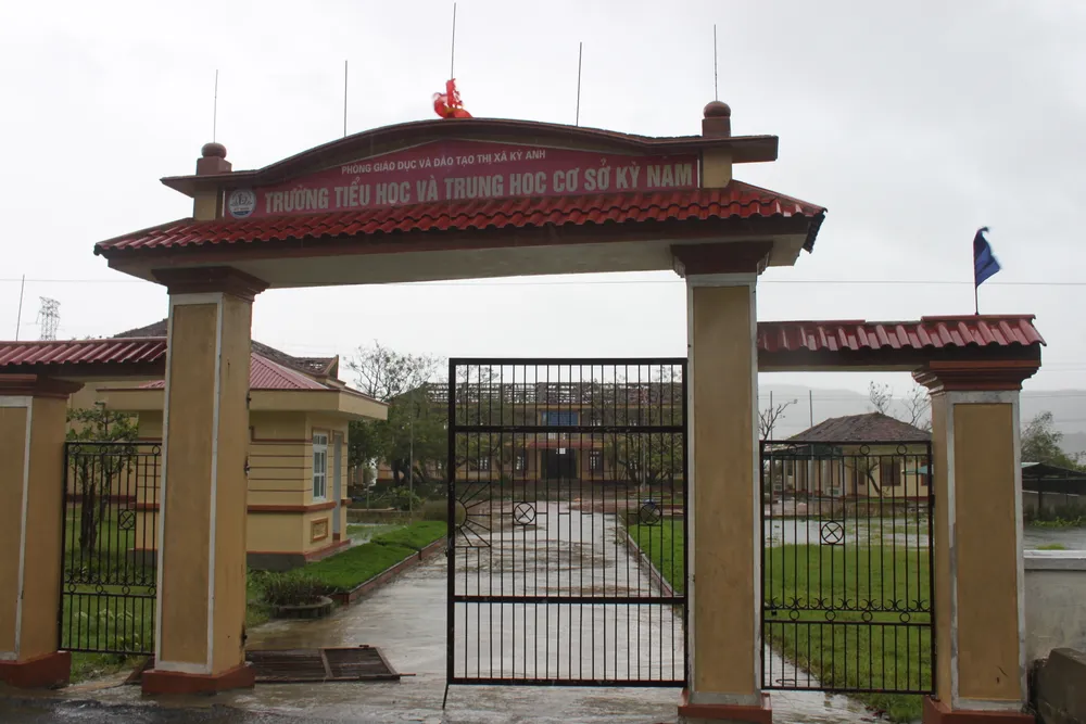 Cột truyền sóng cao khoảng 100m ở Hà Tĩnh bị bão làm đổ sập ảnh 3