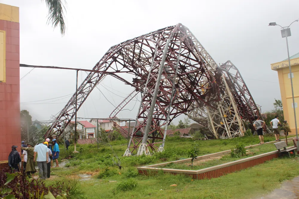 Hiện trường cột truyền sóng Đài Truyền thanh truyền hình thị xã Kỳ Anh, tỉnh Hà Tĩnh bị đổ sập
