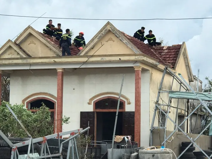 Nỗ lực giúp nhân dân khắc phục hậu quả sau bão số 10 ở Hà Tĩnh ảnh 11