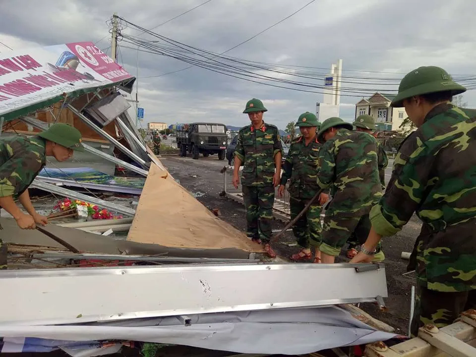 Nỗ lực giúp nhân dân khắc phục hậu quả sau bão số 10 ở Hà Tĩnh ảnh 13