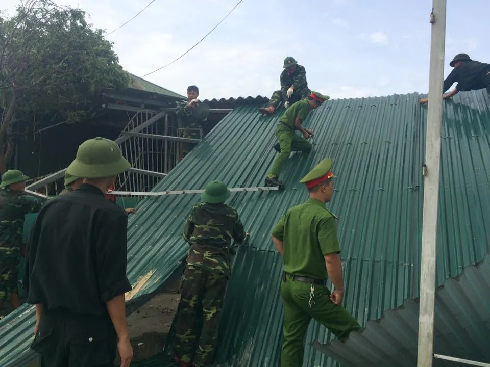 Nỗ lực giúp nhân dân khắc phục hậu quả sau bão số 10 ở Hà Tĩnh ảnh 7