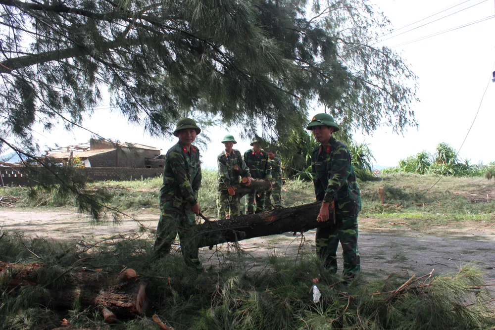 Nỗ lực giúp nhân dân khắc phục hậu quả sau bão số 10 ở Hà Tĩnh ảnh 4