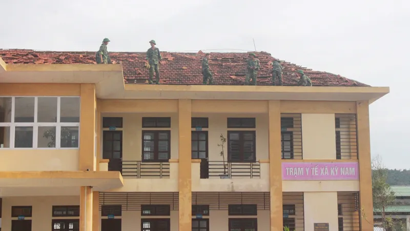Lực lượng bộ đội giúp khắc phục hậu quả sau bão ở Trạm Y tế xã Kỳ Nam, thị xã Kỳ Anh, tỉnh Hà Tĩnh