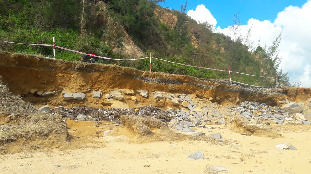 Sau bão, đường ĐT-547 ở Hà Tĩnh bị sạt lở nghiêm trọng ảnh 2