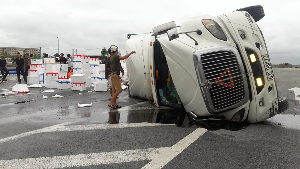 Người dân giúp thu gom hàng tấn trái cây sau tai nạn lật xe container ảnh 5