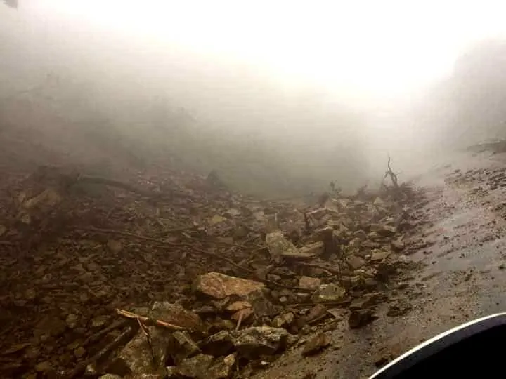 Sạt lở đất đá, Quốc lộ 8A bị ách tắc ảnh 2