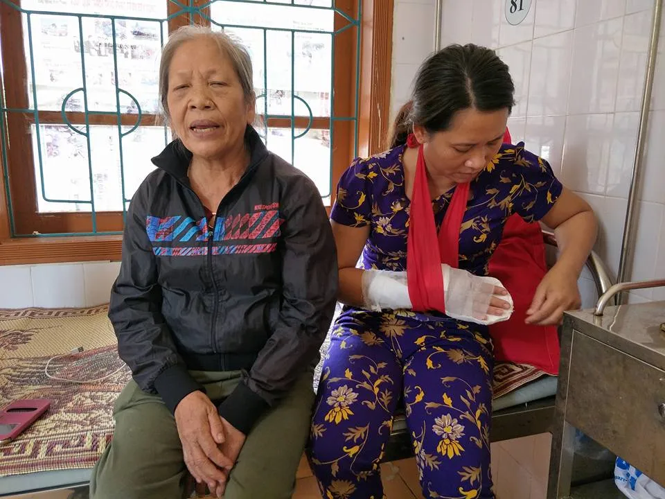 Chị Trần Thị Thanh H. với vết thương đã được băng bó