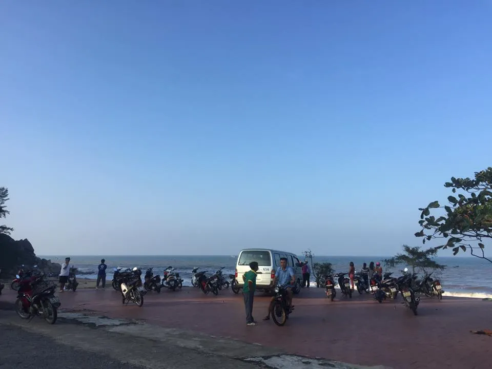 Đi tắm biển, 2 em học sinh bị mất tích ảnh 1