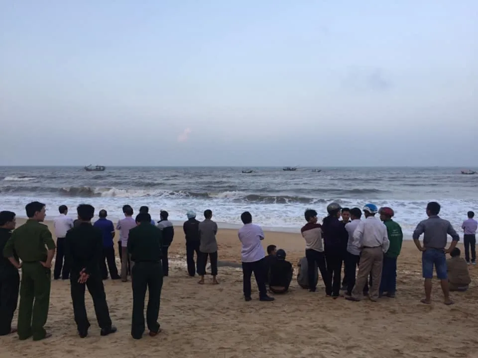 Đã tìm thấy thi thể 1 trong 2 học sinh bị mất tích trên biển Hà Tĩnh ảnh 2