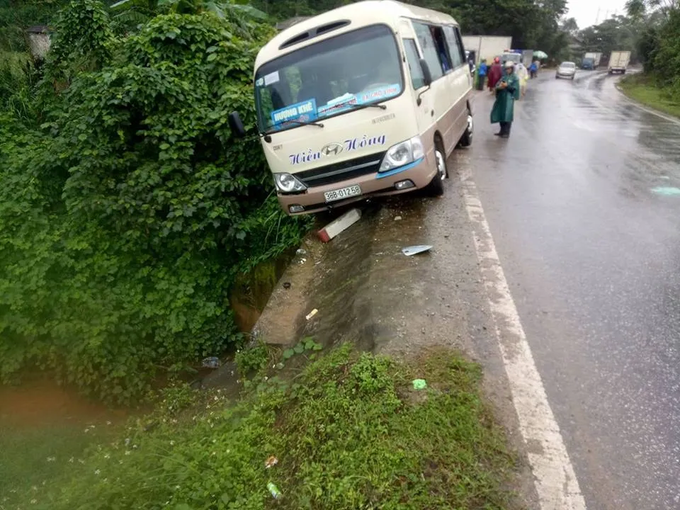 Va chạm xe tải, xe khách suýt rơi xuống mương nước sâu ảnh 2