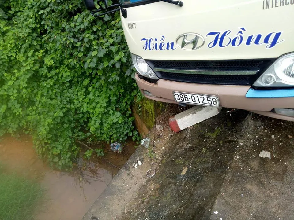 Va chạm xe tải, xe khách suýt rơi xuống mương nước sâu ảnh 1