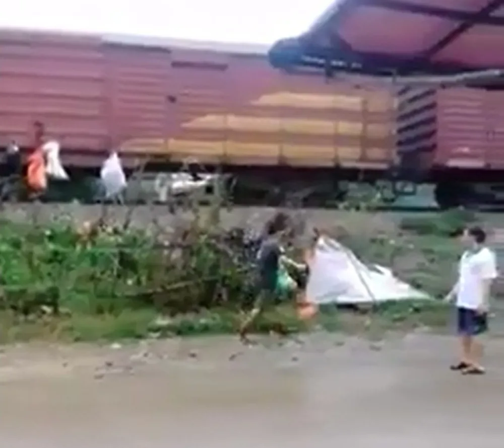 VIDEO: Hy hữu, treo rác thải lên thành toa tàu hỏa để đưa nơi khác ảnh 1