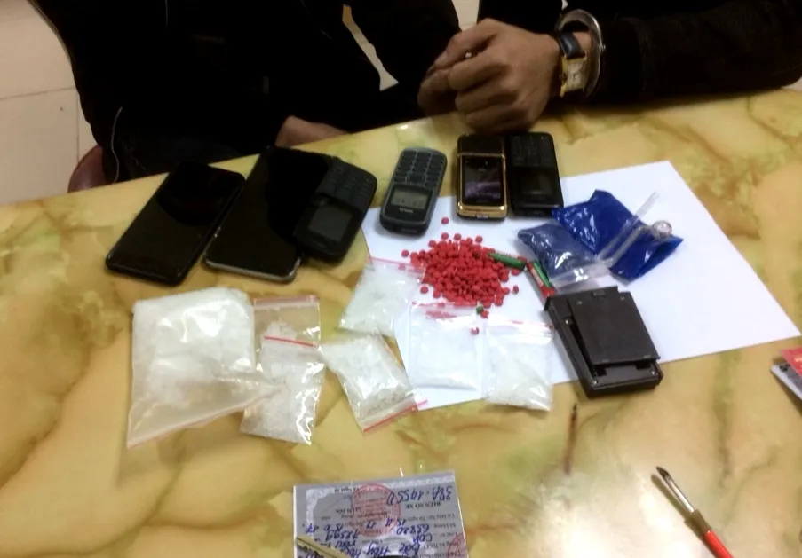 Bắt 2 đối tượng vận chuyển thuê ma túy đá và hồng phiến ảnh 1