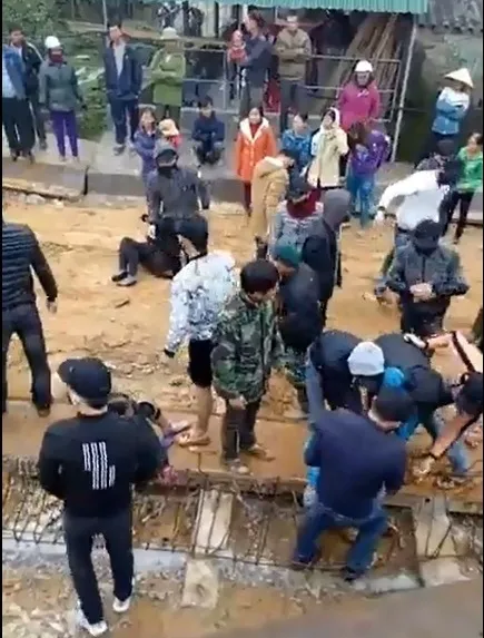 Hàng chục thanh niên bịt khẩu trang giằng co với người dân ngăn cản thi công cầu ảnh 1