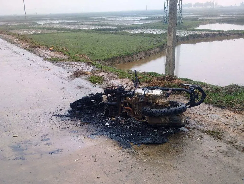 Xe máy đang chạy bị chết máy, bốc cháy dữ dội ảnh 1