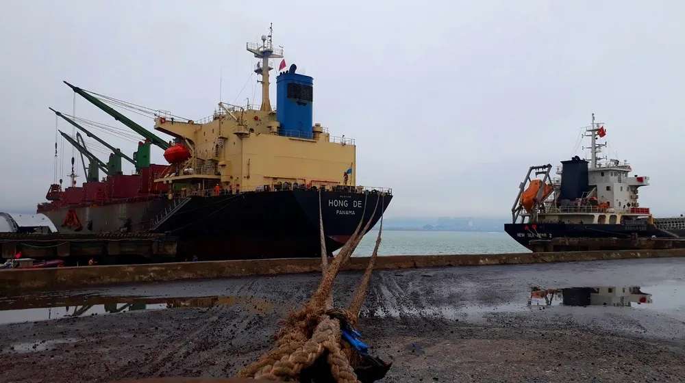 Cảng Vũng Áng đón nhiều tàu trọng tải lớn đầu năm 2018 ảnh 1