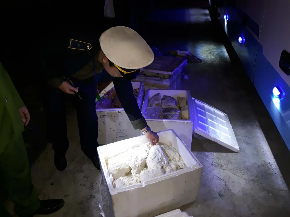 Bắt xe khách vận chuyển hơn 200kg sản phẩm động vật không rõ nguồn gốc ảnh 1