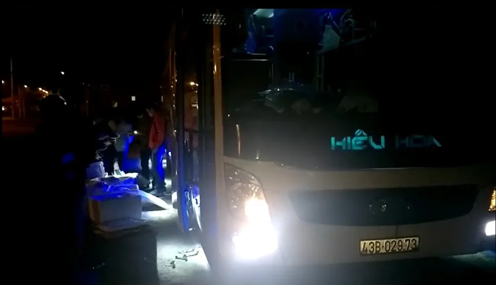 Bắt xe khách vận chuyển hơn 200kg sản phẩm động vật không rõ nguồn gốc ảnh 2