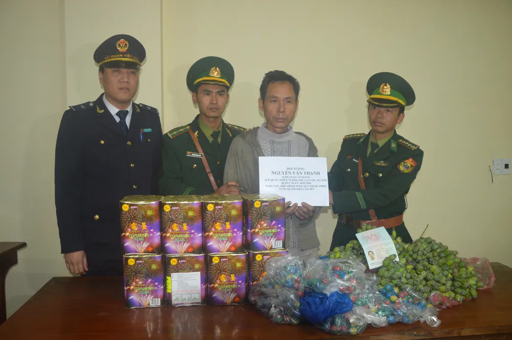 Bắt đối tượng chở thuốc phiện, pháo nổ từ Lào về Việt Nam  ảnh 1