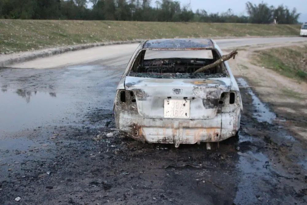 Ô tô đang lưu thông trên đường bất ngờ bị cháy trơ khung ảnh 2