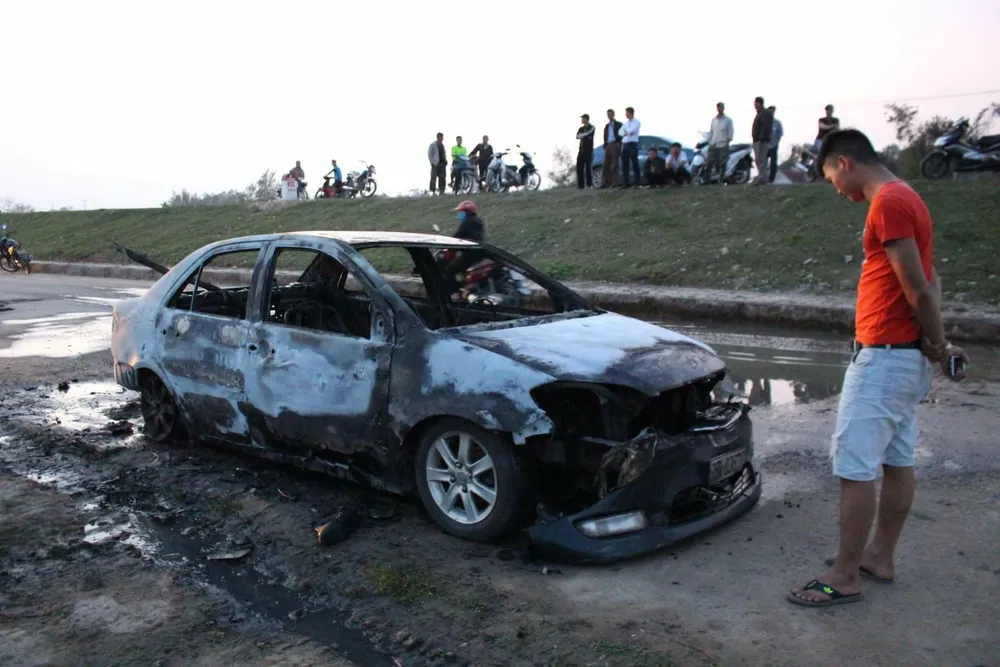 Ô tô đang lưu thông trên đường bất ngờ bị cháy trơ khung ảnh 3