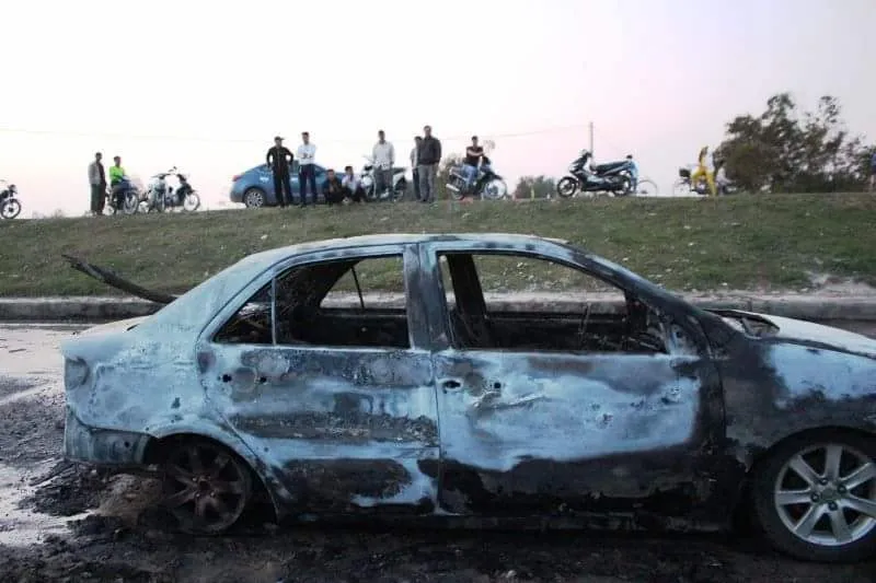 Ô tô đang lưu thông trên đường bất ngờ bị cháy trơ khung ảnh 1