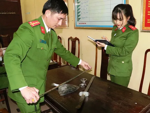 Vụ rút súng đe dọa sau tai nạn ở Hà Tĩnh: Phạt tài xế 38 triệu đồng ảnh 2