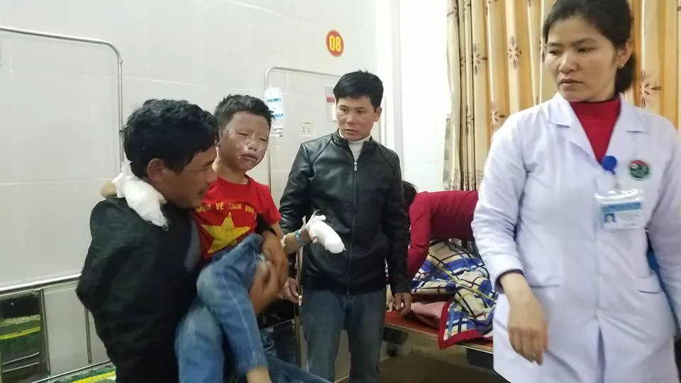 Bình gas mini phát nổ, 7 học sinh bị bỏng phải nhập viện cấp cứu ảnh 2