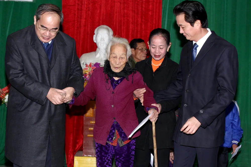 Bí thư Thành ủy TPHCM dâng hương tưởng niệm tại Khu di tích Đại thi hào Nguyễn Du ảnh 4