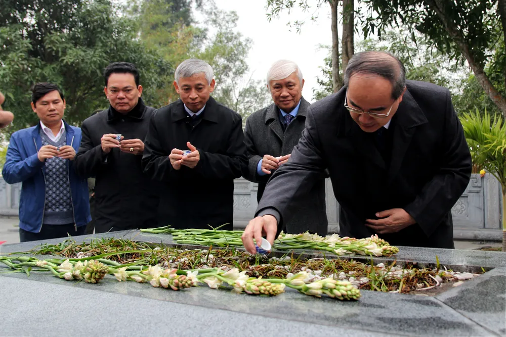 Bí thư Thành ủy TPHCM dâng hương tưởng niệm tại Khu di tích Đại thi hào Nguyễn Du ảnh 2