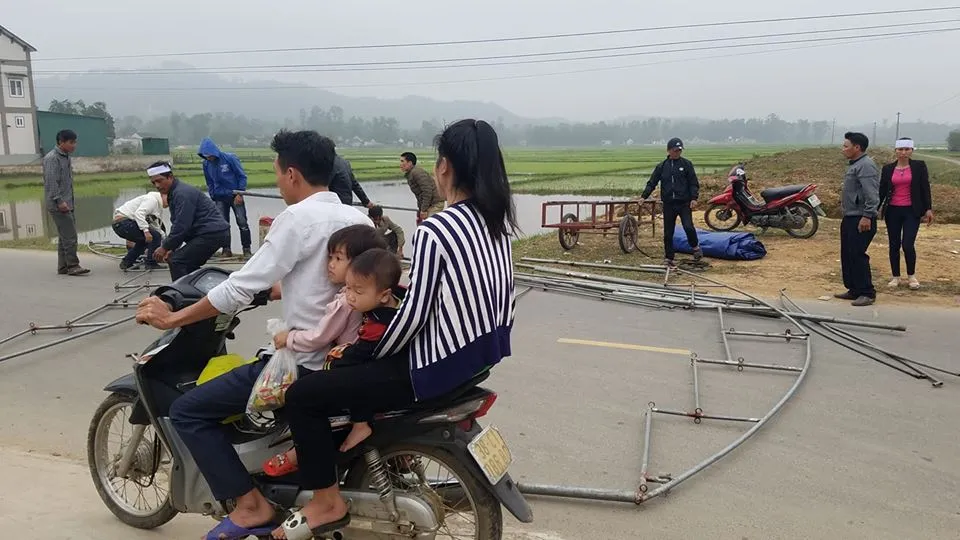 Người dân bức xúc phản đối việc dựng lại hiện trường vụ tai nạn chết người ảnh 5