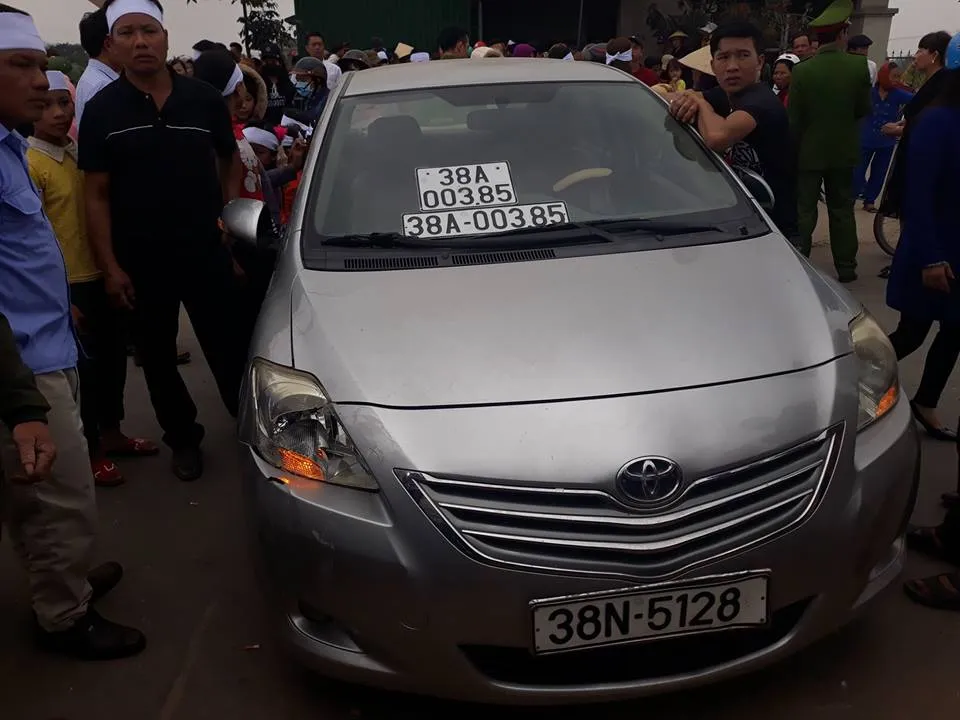 Người dân bức xúc phản đối việc dựng lại hiện trường vụ tai nạn chết người ảnh 1