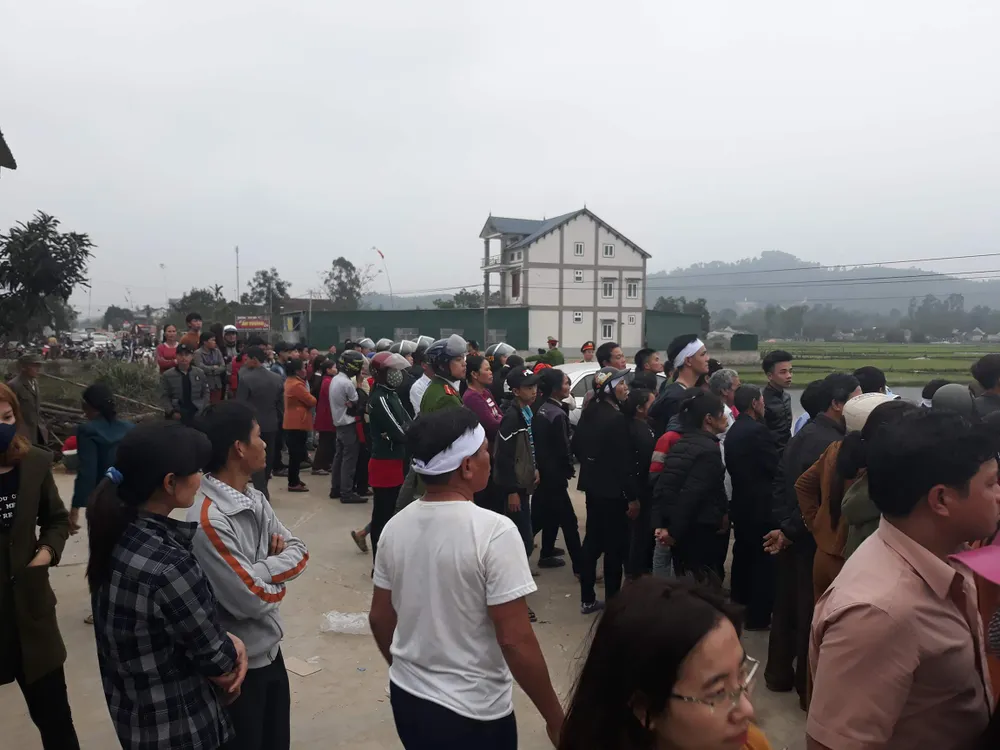 Người dân bức xúc phản đối việc dựng lại hiện trường vụ tai nạn chết người ảnh 4