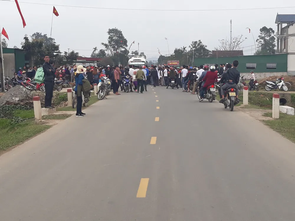 Người dân bức xúc phản đối việc dựng lại hiện trường vụ tai nạn chết người ảnh 3