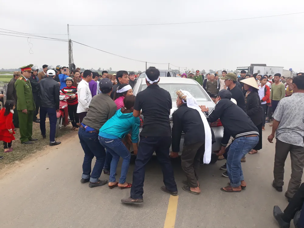 Người dân bức xúc phản đối việc dựng lại hiện trường vụ tai nạn chết người ảnh 2