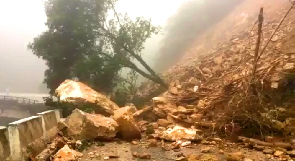 VIDEO: Sạt lở nghiêm trọng trên Quốc lộ 8A ở Hà Tĩnh  ảnh 1