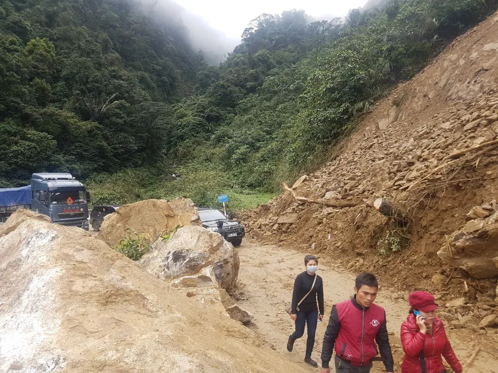 Thông tuyến Quốc lộ 8A lên Cửa khẩu quốc tế Cầu Treo sau sự cố sạt lở ảnh 2