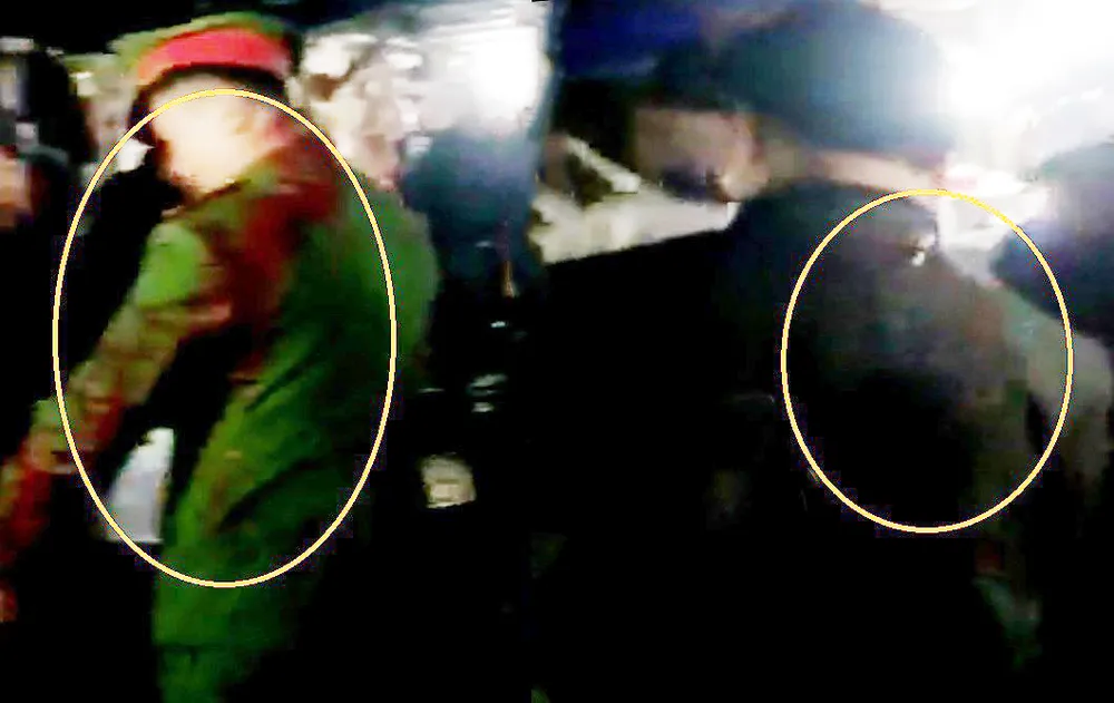 Trên áo của ông H. và cán bộ công an huyện Hương Khê dính nhiều tiết heo