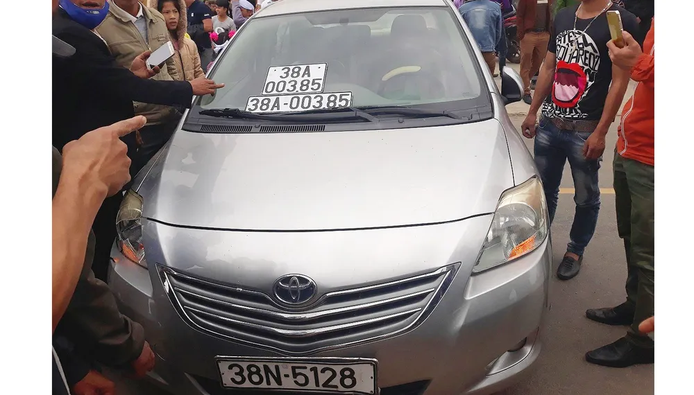 Người nhà nạn nhân N. S. Ng. và nhiều người dân bức xúc tập trung tại hiện trường vụ tai nạn