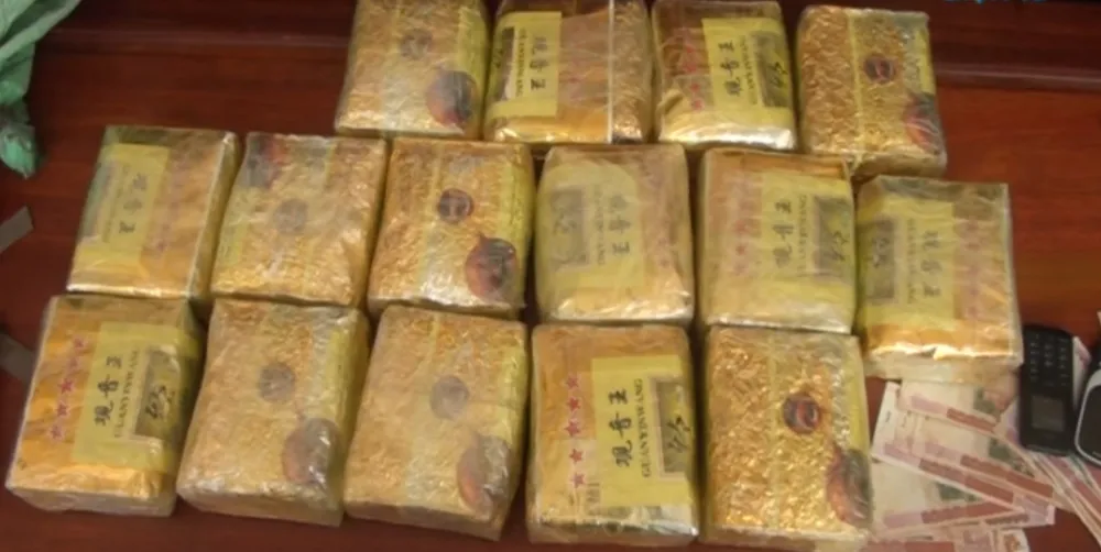 Bắt đối tượng vận chuyển 15kg ma túy đá từ Lào vào Việt Nam ảnh 2
