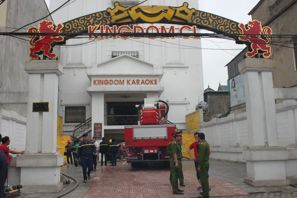 Đã khống chế được đám cháy tại quán Karaoke Kingdom Club ở Hà Tĩnh ảnh 2
