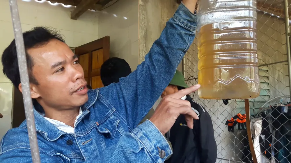 Giếng nước sinh hoạt của người dân bất ngờ bị nhiễm dầu nặng ảnh 3