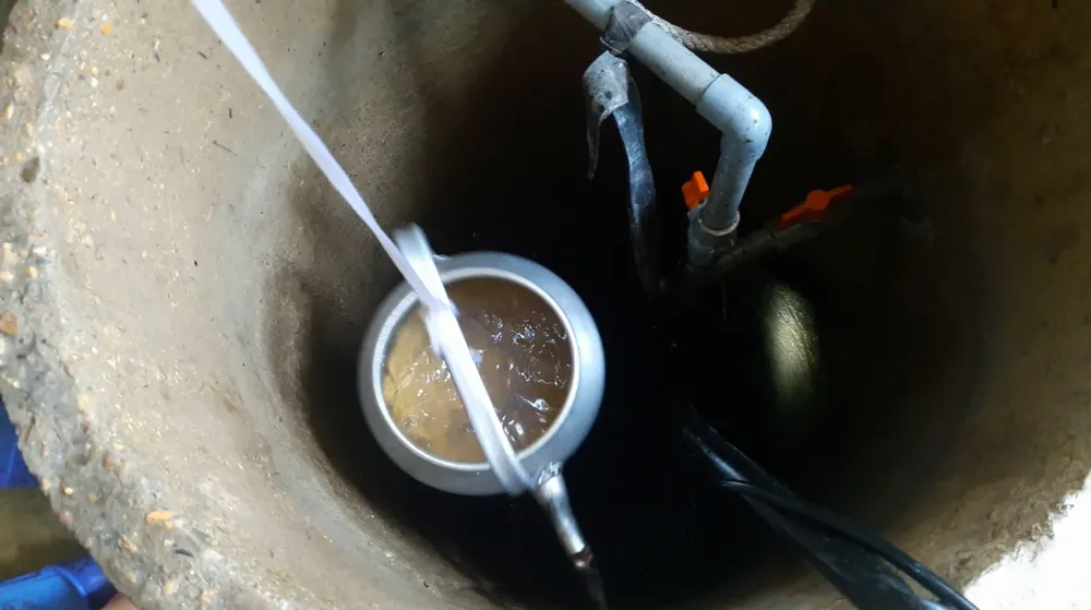 Giếng nước sinh hoạt của người dân bất ngờ bị nhiễm dầu nặng ảnh 2