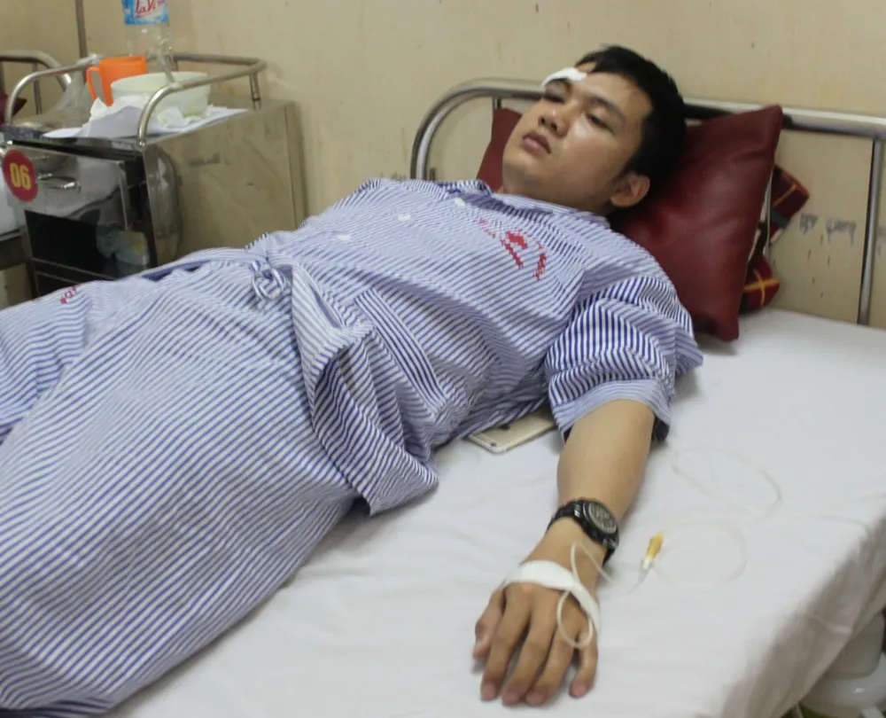 Bác sĩ và sinh viên thực tập bị người nhà bệnh nhân đánh phải nhập viện cấp cứu ảnh 2
