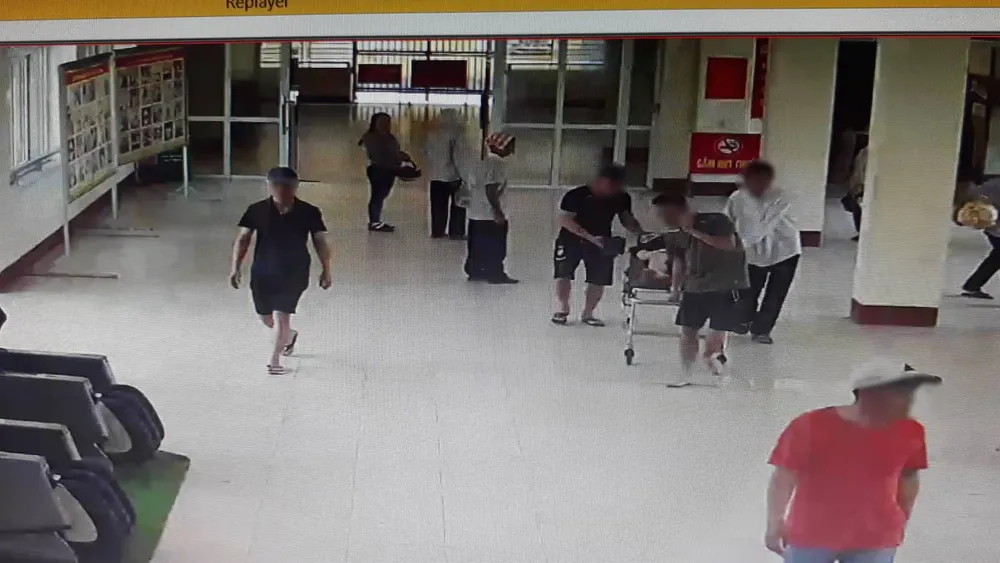 Khống chế đối tượng cầm dao vào bệnh viện gây sức ép với y bác sĩ ảnh 1